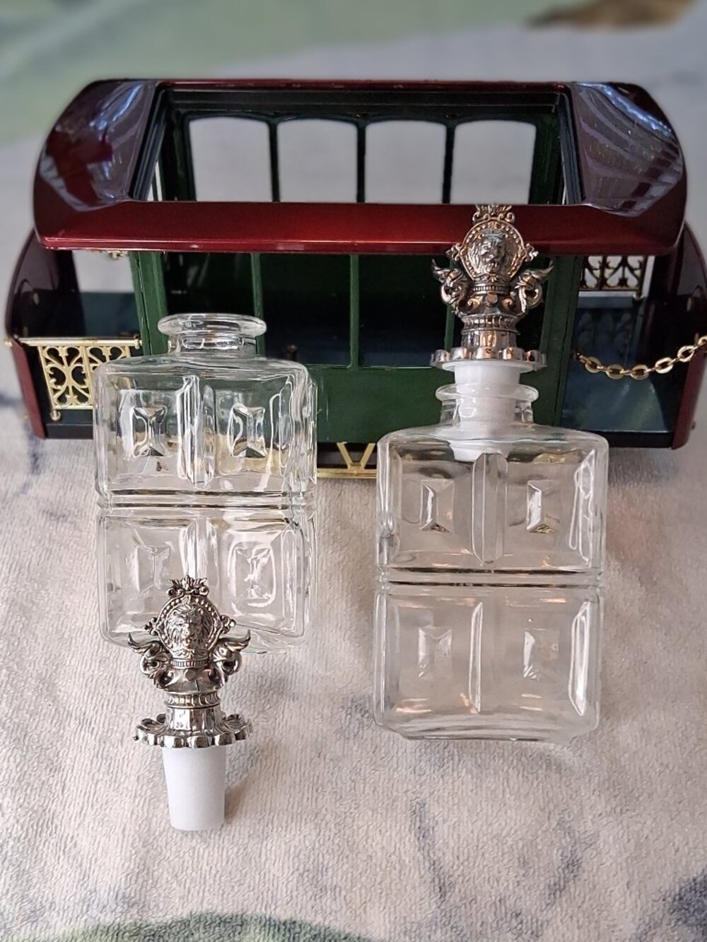 Vintage 1950s - 70s Musical Trolley Decanter Set – Lion Crown Stoppers – Working - Picture 8 of 11
